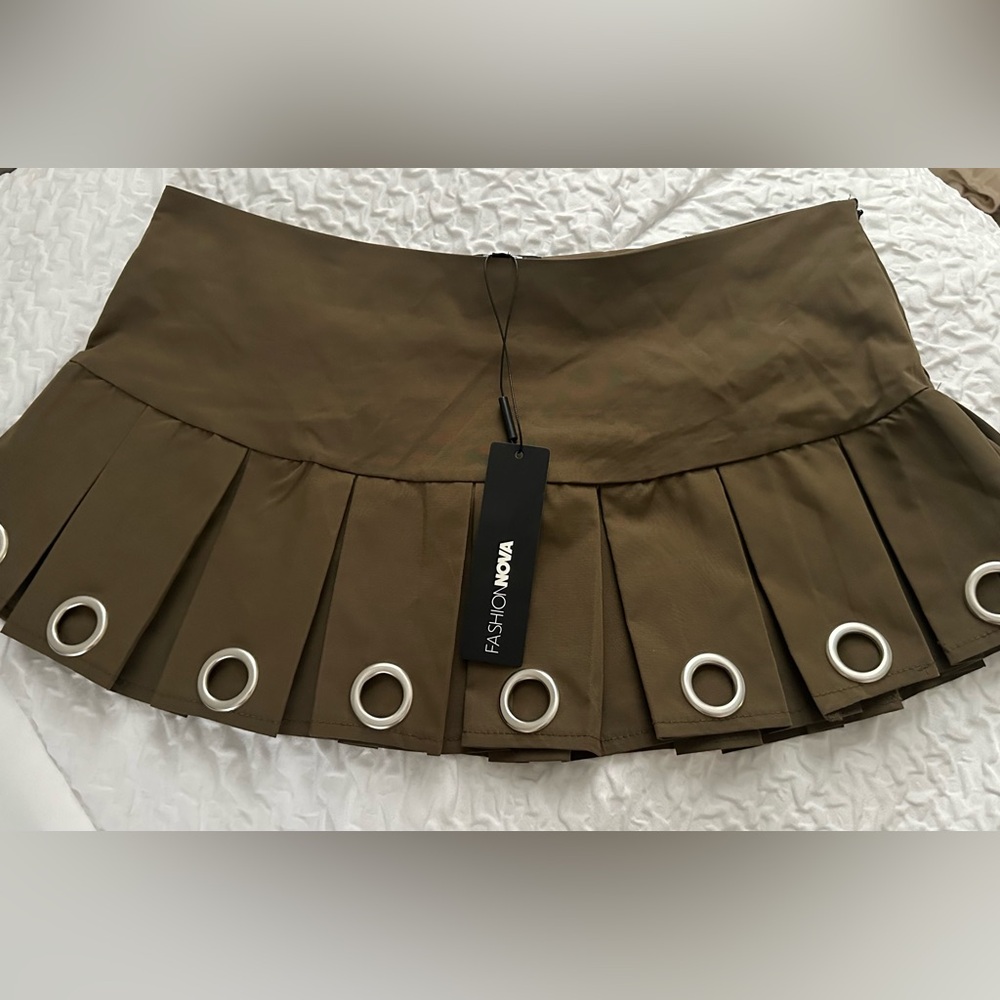 Micro mini brown pleated skirt with silver ring detail #pleatedskirt